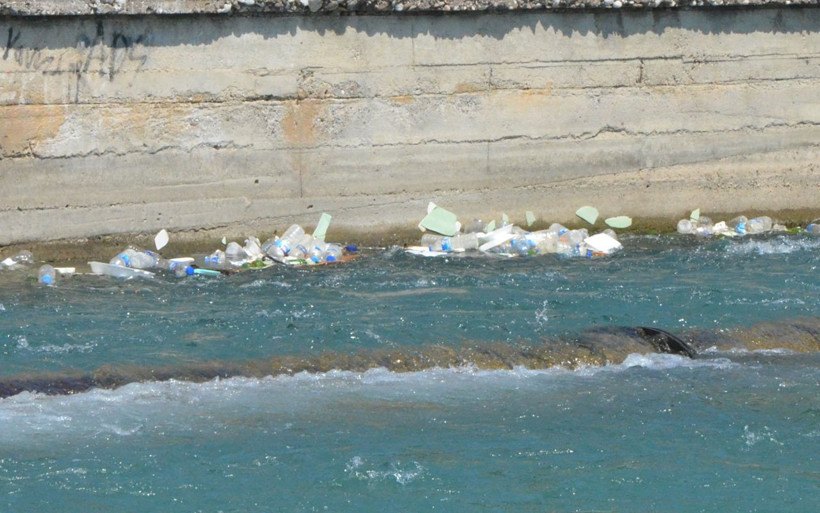 Adana 48 dereceyi gösterdi gençler plastik atık dolu kanalda serinledi - Resim: 3