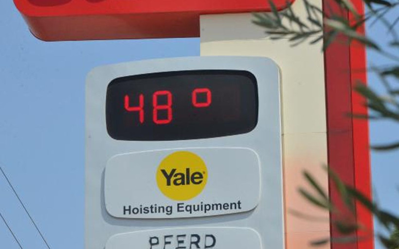 Adana 48 dereceyi gösterdi gençler plastik atık dolu kanalda serinledi - Resim: 1