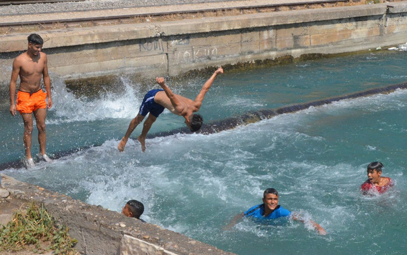 Adana 48 dereceyi gösterdi gençler plastik atık dolu kanalda serinledi - Resim: 2