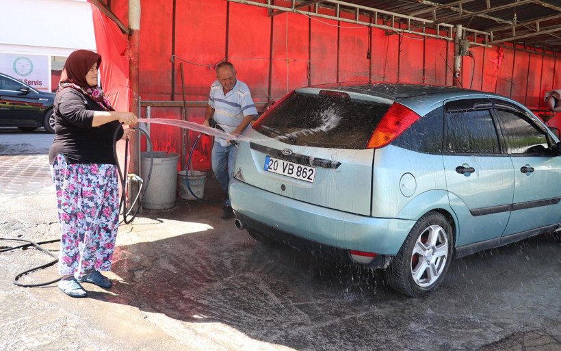 Oto yıkamacı Hülya teyze Denizli'de oğlunun emanetine gözü gibi bakıyor - Resim: 2