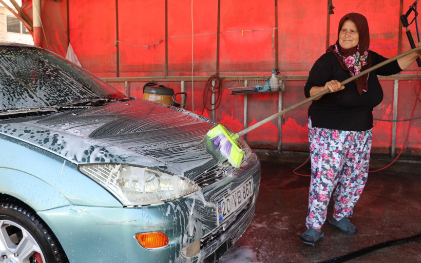 Oto yıkamacı Hülya teyze Denizli'de oğlunun emanetine gözü gibi bakıyor - Resim: 1