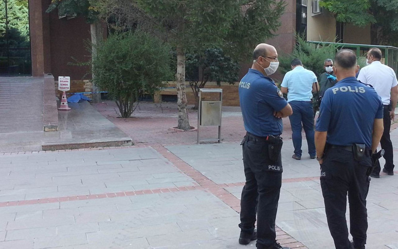 Konya'da öğretim görevlisi çalıştığı kütüphanenin girişinde öldü - Resim: 2