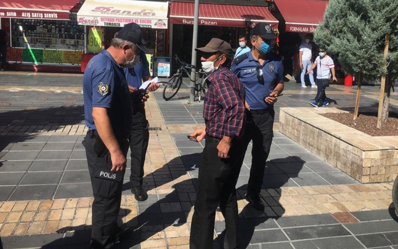Kayseri'de sigara içmek için maskesini çıkaran vatandaş cezadan kurtulamadı - Resim: 1
