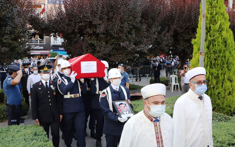 Van'da şehit düşen Yüzbaşı Mahmut Top Samsun'da son yolculuğuna uğurlandı - Resim: 2