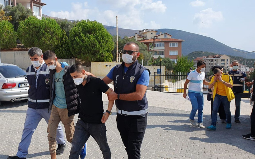 Bursa'da iki arkadaşı fuhuş pazarlığıyla otel odasında tuzağa düşürüp gasp ettiler - Resim: 4