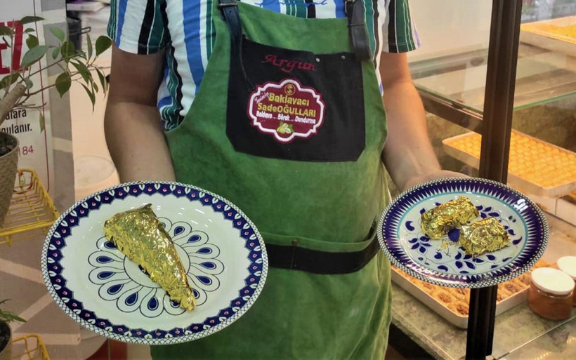 Bursalı baklavacı 24 ayar altın kaplamalı baklava üretti! Dilimi 550 liradan satılıyor - Resim: 2