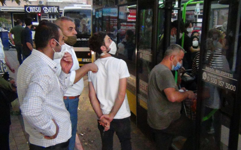 Bursa'da otobüslere mesafe geldi yolcular durakta yığılmaya sebep oldu - Resim: 4