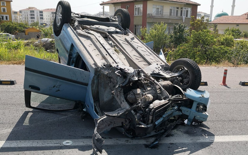 Aksaray'da dehşete düşüren kaza: Kaplumbağayı ezmek istemeyen anne kızıyla takla attı - Resim: 4