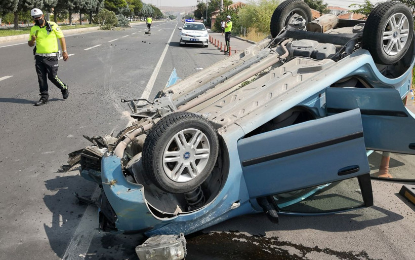Aksaray'da dehşete düşüren kaza: Kaplumbağayı ezmek istemeyen anne kızıyla takla attı - Resim: 1