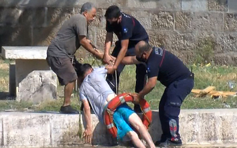 Antalya'da genç adam 900 yıllık köprüde ölümle burun buruna geldi - Resim: 3