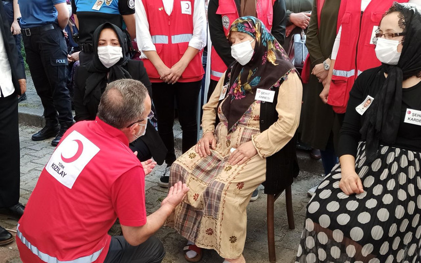 Kızılay şehidi son yolculuğuna uğurlandı annenin ağıtları yürek yaktı - Resim: 2