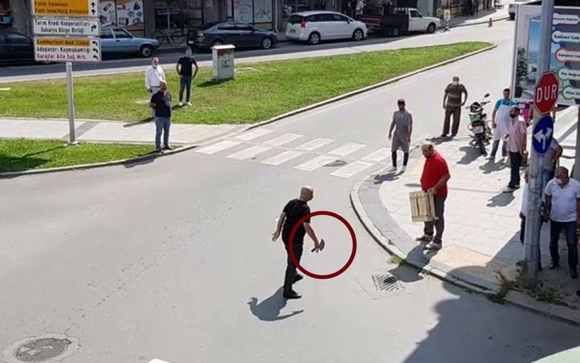 Sakarya'da şehir merkezinde satırlı dehşete meyve kasalı savunma - Resim: 2