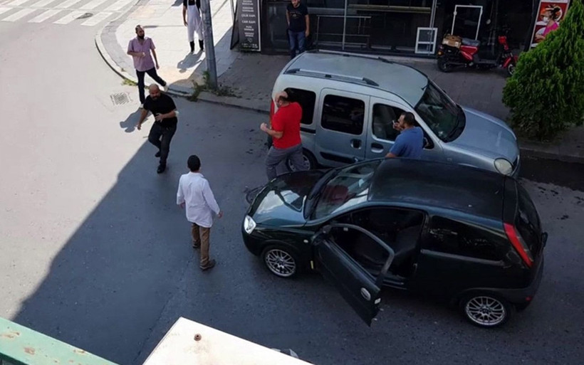 Sakarya'da şehir merkezinde satırlı dehşete meyve kasalı savunma - Resim: 1