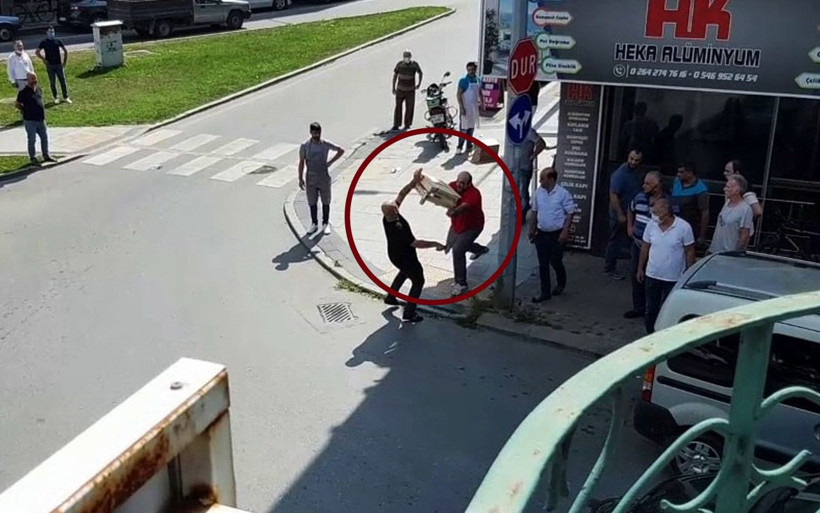 Sakarya'da şehir merkezinde satırlı dehşete meyve kasalı savunma - Resim: 4