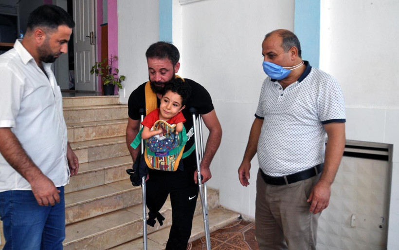Hatay'da 2 bacağı ve 1 kolu olmayan minik Mustafa'nın tek bir isteği var - Resim: 2