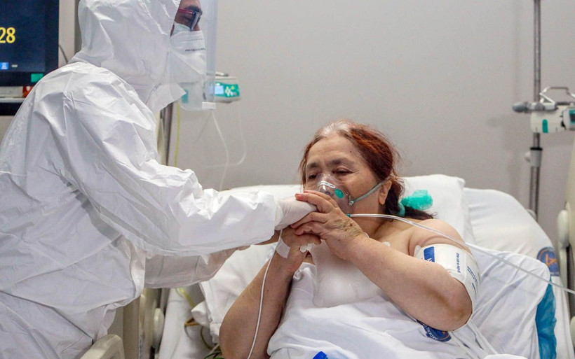 Antalya'da testi negatife dönen hasta doktorun elini öperek teşekkür etti - Resim: 3