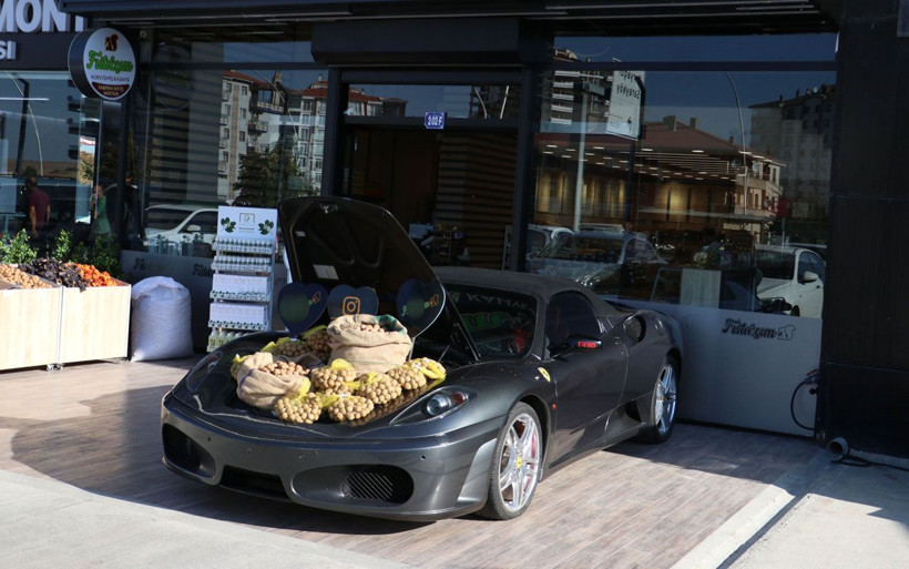 Olayın adresi Ankara! Lamborghini ile karpuzdan sonra şimdi de Ferrari ile ceviz satılıyor - Resim: 1