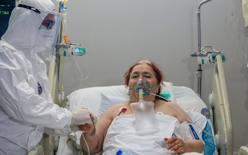 Antalya'da testi negatife dönen hasta doktorun elini öperek teşekkür etti - Resim: 4