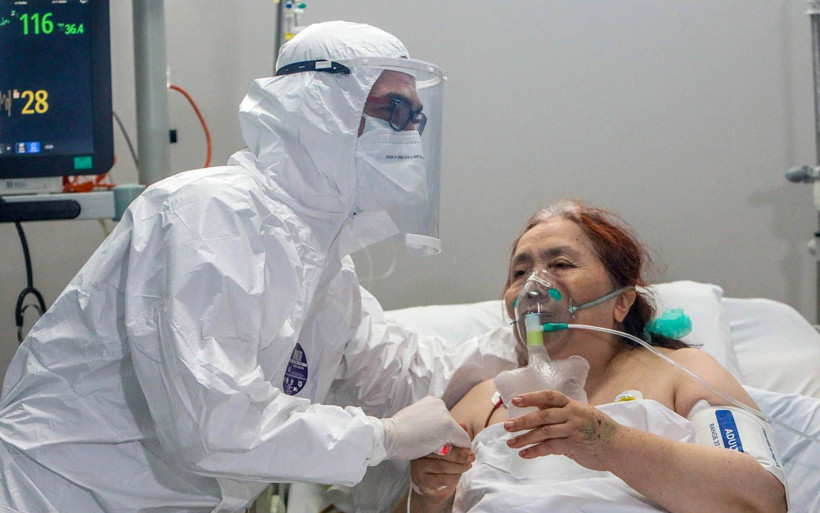 Antalya'da testi negatife dönen hasta doktorun elini öperek teşekkür etti - Resim: 1