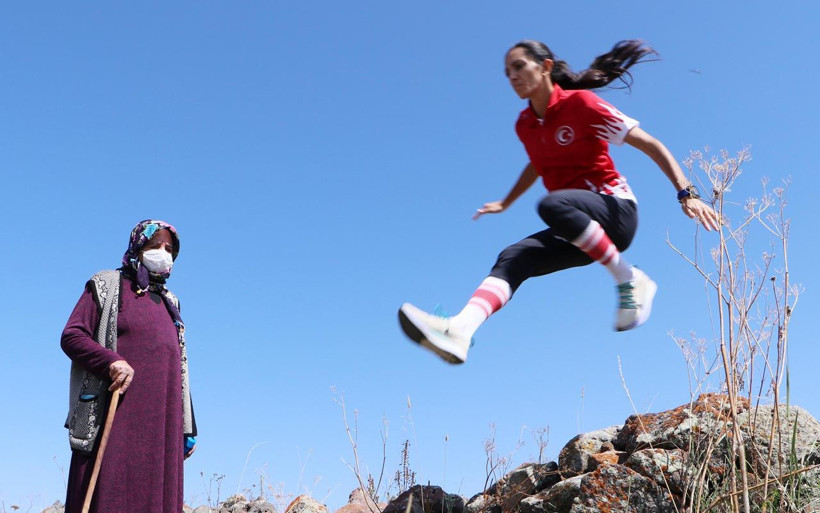 Ardahanlı sporcunun yeni başarı hikayesi hazır: Koşarken köpeklerden annesi koruyor - Resim: 2