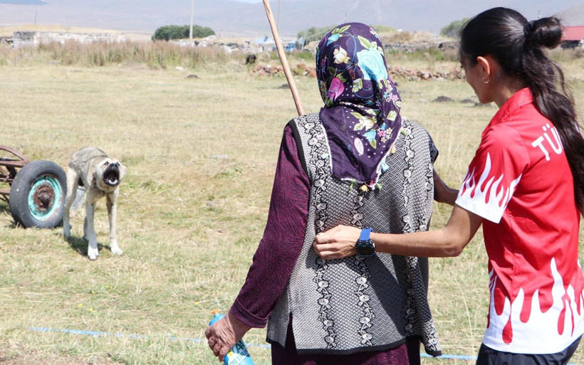 Ardahanlı sporcunun yeni başarı hikayesi hazır: Koşarken köpeklerden annesi koruyor - Resim: 3