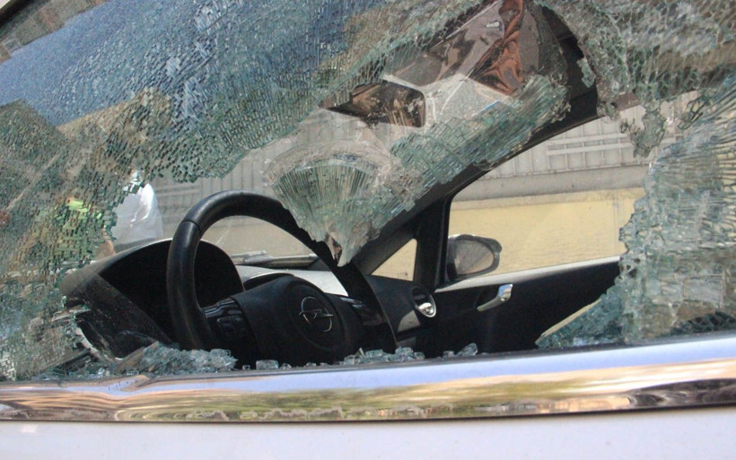 Şanlıurfa'da demir levyeyle mahalleyi ayağa kaldırdı 21 aracı bu hale getirdi - Resim: 1