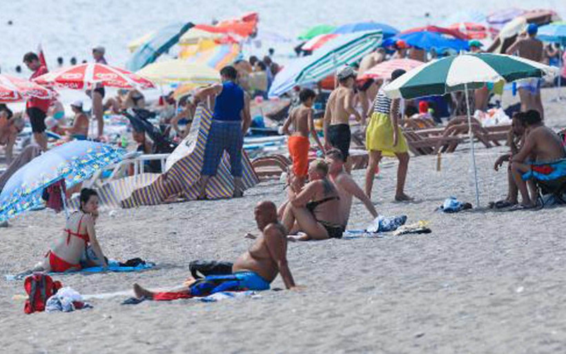 Antalya Eylül ayında Temmuz havası yaşattı nemden bunalan soluğu denizde aldı - Resim: 2