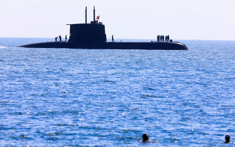 Antalya'da ilgiyle izlediler! Türk denizaltısı Konyaaltı sahilinde yüzeye çıkınca... - Resim: 3