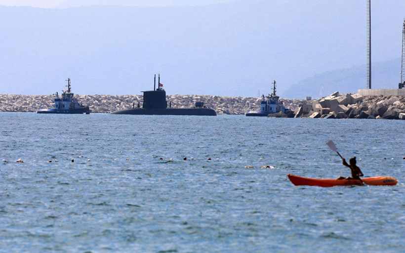 Antalya'da ilgiyle izlediler! Türk denizaltısı Konyaaltı sahilinde yüzeye çıkınca... - Resim: 4