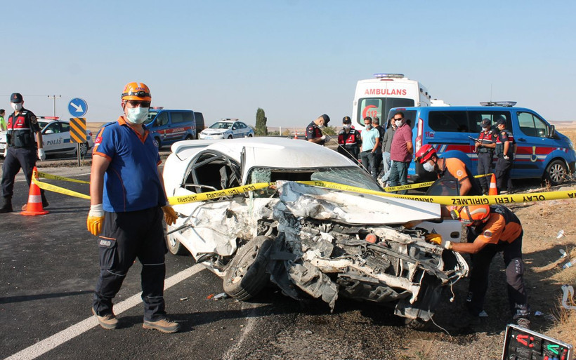 Aksaray'da minibüs ile otomobilin çarpıştığı kazada can pazarı kuruldu - Resim: 4
