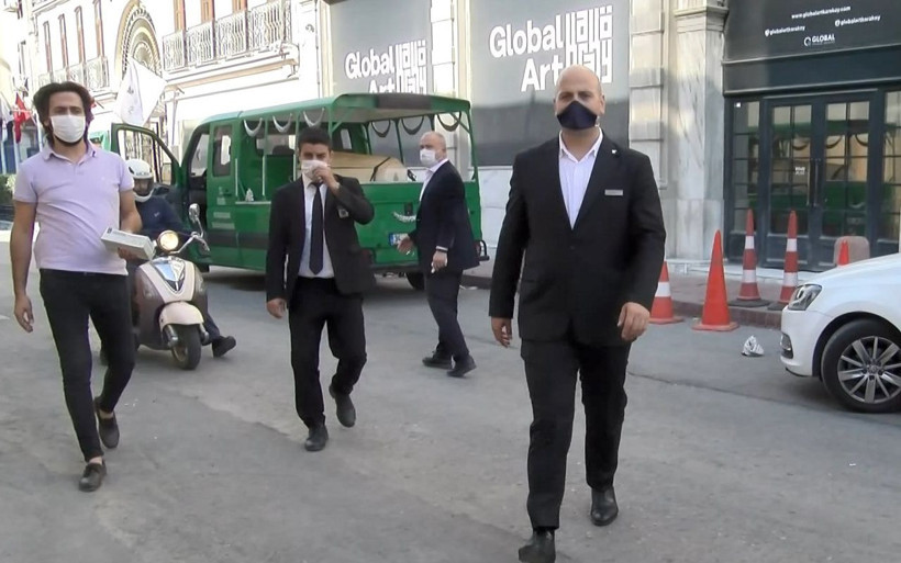 İstanbul'da ABD'li gazeteci eşinin yanında lüks minibüsün içinde öldü kimsenin haberi olmadı - Resim: 4