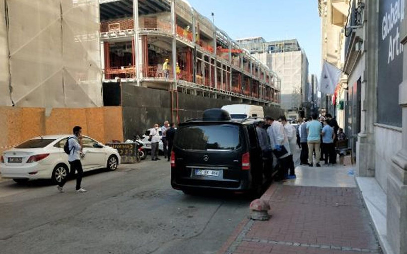 İstanbul'da ABD'li gazeteci eşinin yanında lüks minibüsün içinde öldü kimsenin haberi olmadı - Resim: 1