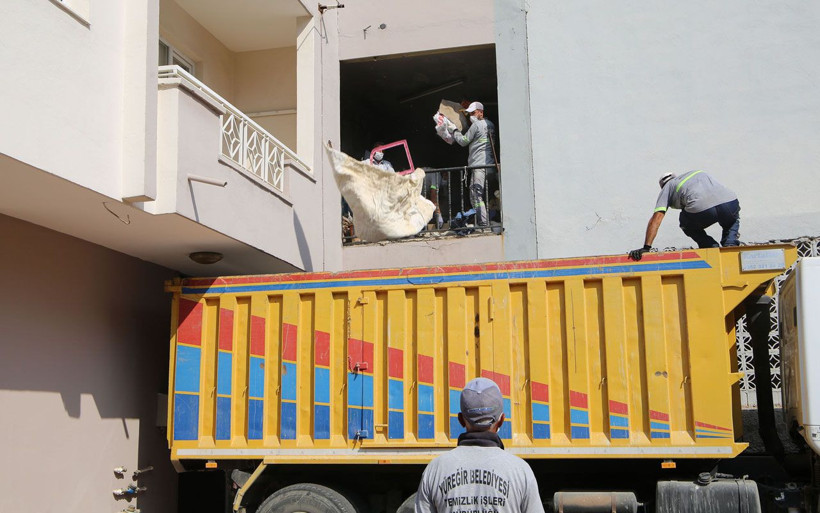 Bir kamyon gitti yenisi geldi Adana'da mahallelinin 'kötü koku' isyanı - Resim: 2