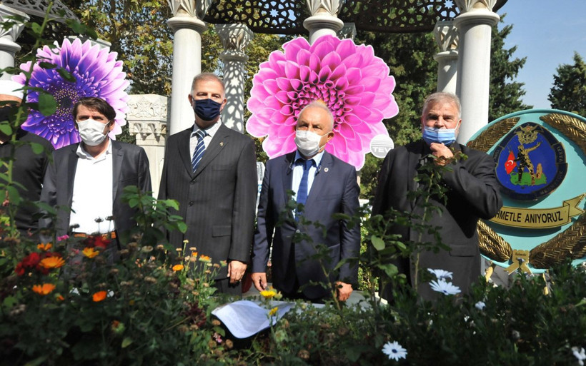 Zeki Müren 24'üncü ölüm yılında Bursa'daki mezarı başında anıldı - Resim: 1
