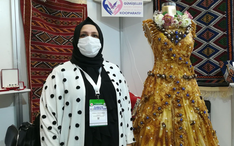 Pestil ve kömeden yapılan gelinlik şaşırttı Ankara'da fuarda gözler ona çevrildi - Resim: 1