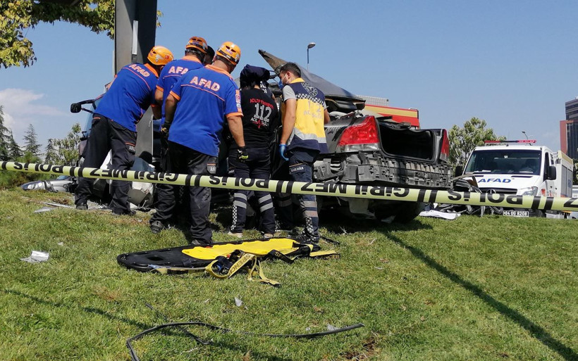 Bakırköy'de yok böyle kaza! Çarptığı aydınlatma direğini yerinden söktü - Resim: 3