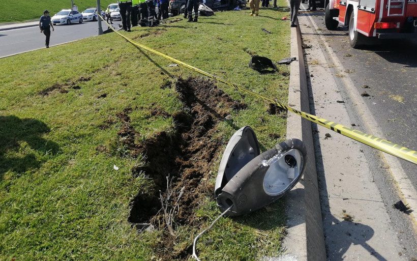 Bakırköy'de yok böyle kaza! Çarptığı aydınlatma direğini yerinden söktü - Resim: 2