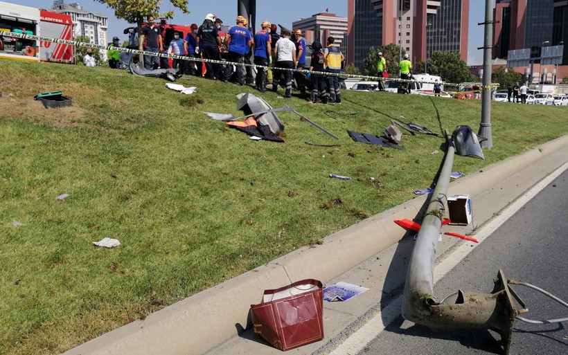 Bakırköy'de yok böyle kaza! Çarptığı aydınlatma direğini yerinden söktü - Resim: 1