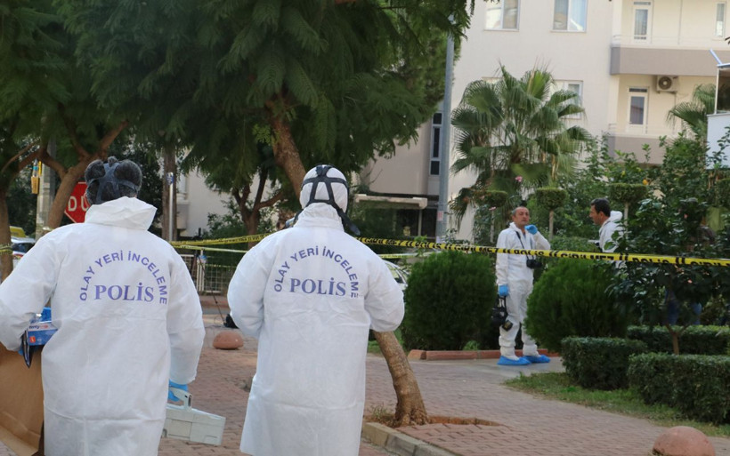 Antalya'da kendini, eşini ve iki çocuğunu siyanürle öldürdü! Tefecilerde borç senedi bulundu - Resim: 1