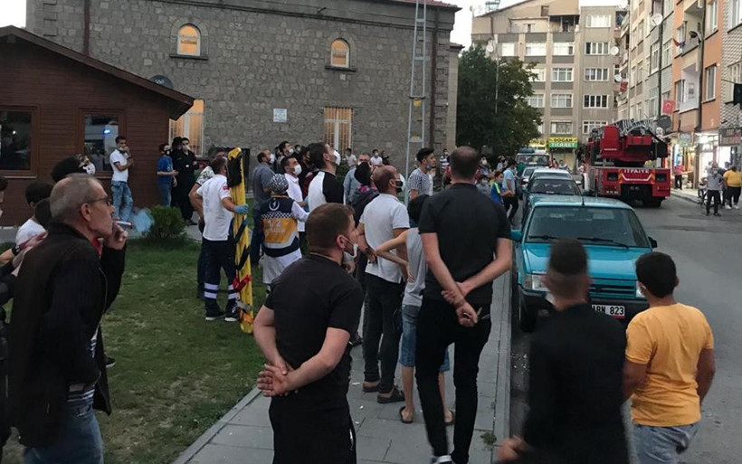 Kayseri'de komşunun yaptığına bak! İntihar girişimini canlı yayın yaptı - Resim: 1