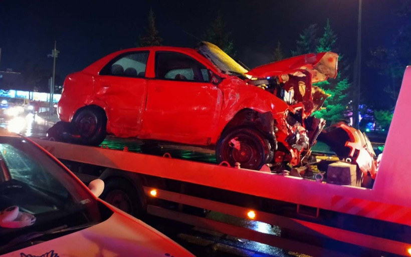 Erzurum'da dehşete düşüren kaza: Kaygan yolda 3 otomobili biçti - Resim: 2