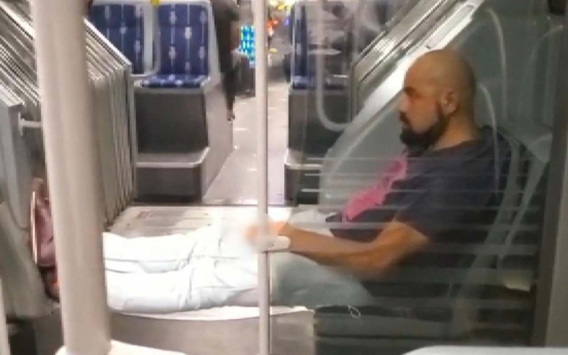 Pes artık! Metrobüste maske takmadı bir de sigara içti - Resim: 1