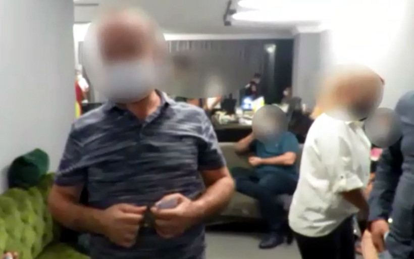 Adana'da bunu da yaptılar! Evi lüks kumarhaneye çevirip polise basıldılar - Resim: 1