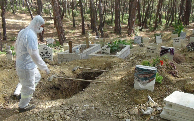 Antalya'da 44 yaşındaki oğul koronavirüsten öldü annesinin yanına gömüldü - Resim: 2