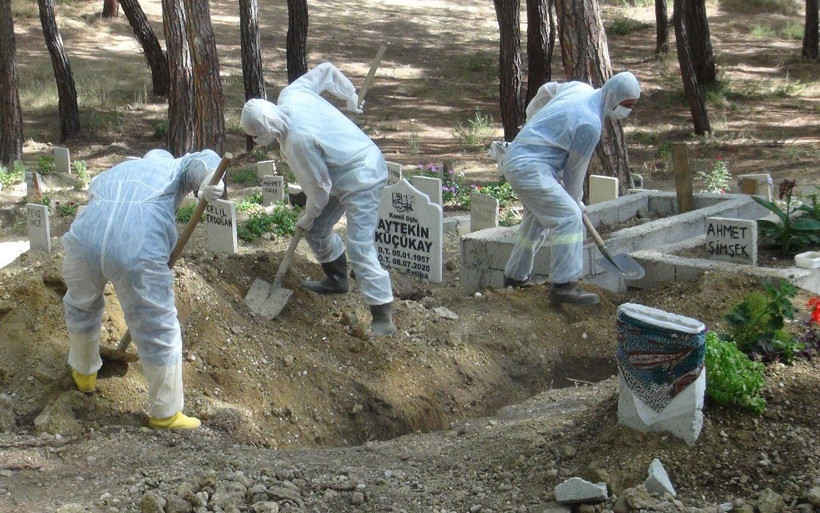 Antalya'da 44 yaşındaki oğul koronavirüsten öldü annesinin yanına gömüldü - Resim: 4