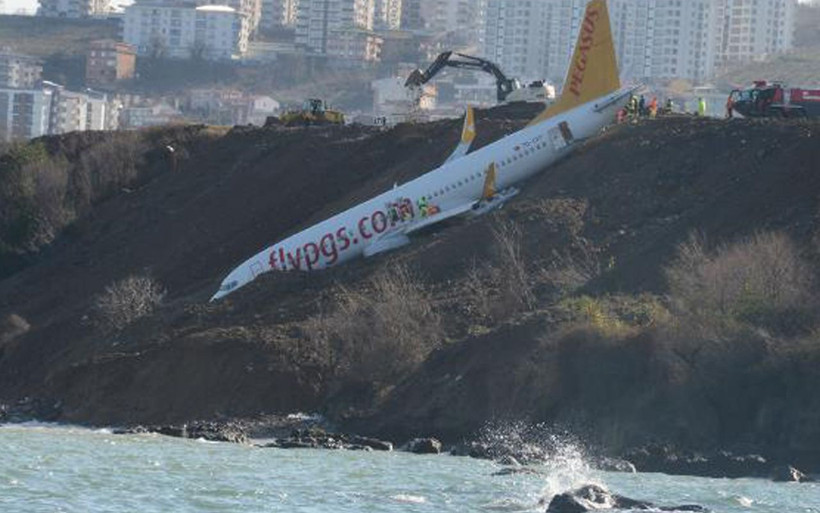 Trabzon'da pistten çıkan uçağın kaderi: Çöplüğün arasında çürümeye başladı - Resim: 1
