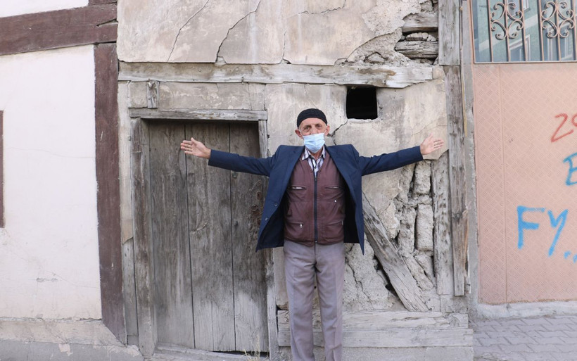 Sokaktan geçen kafasını çeviriyor Sivas'ta 2 metre enindeki ev merak konusu oldu - Resim: 1