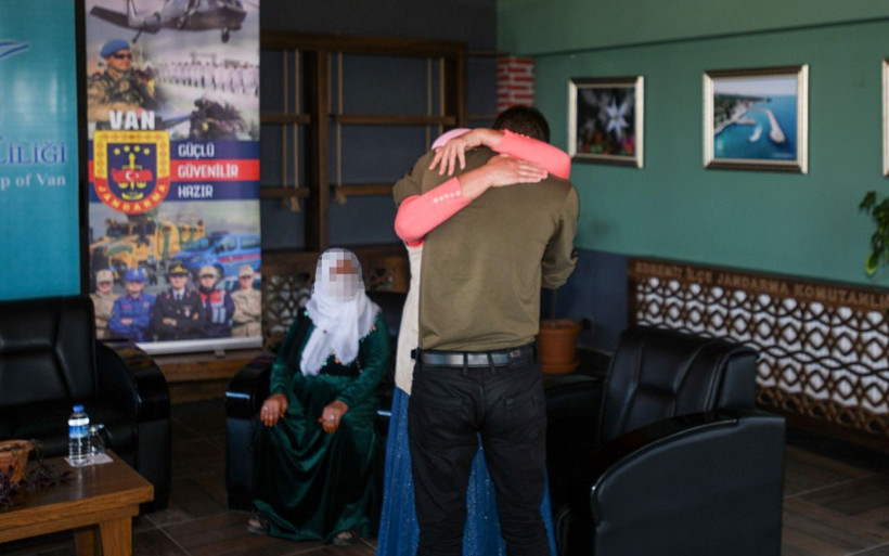 Van'da ikna edilen örgüt mensubu ailesiyle buluştu diğer örgüt üyelerine 'teslim olun' çağrısı - Resim: 1