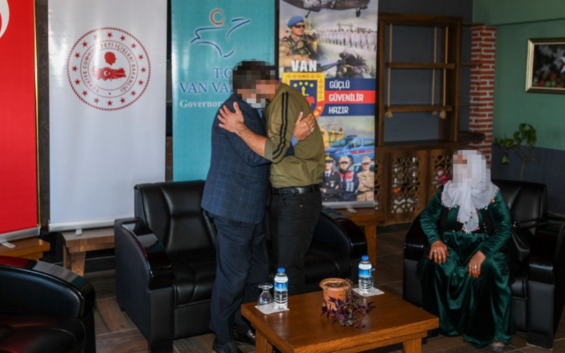 Van'da ikna edilen örgüt mensubu ailesiyle buluştu diğer örgüt üyelerine 'teslim olun' çağrısı - Resim: 3