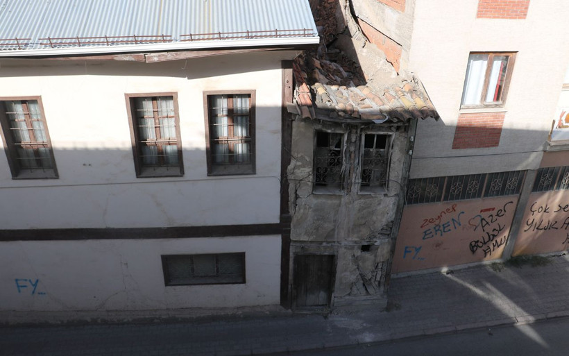 Sokaktan geçen kafasını çeviriyor Sivas'ta 2 metre enindeki ev merak konusu oldu - Resim: 2